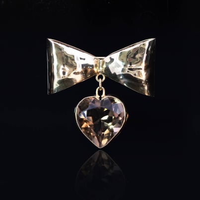 BOW BROOCH WITH SMOKY QUARTZ HEART DROP CIRCA 1910