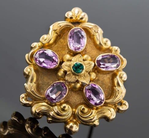 MID-VICTORIAN TOPAZ AND EMERALD BROOCH CIRCA 1865